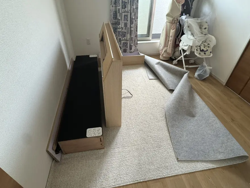 不用品回収のビフォー：解体したベッドフレームとラグが置かれた洋室（栃木県内）